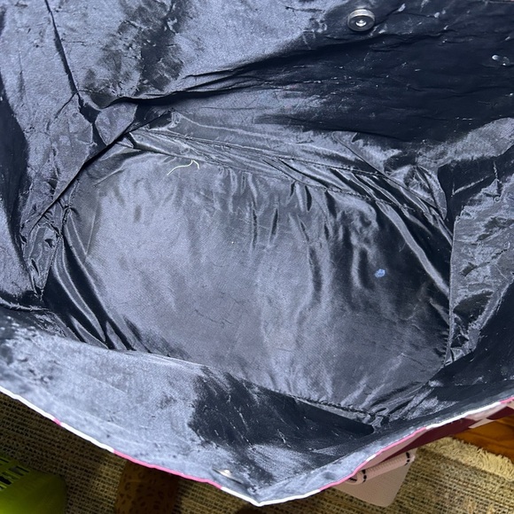 Stylish Red and White Chevron Tote Bag - Picture 3 of 3